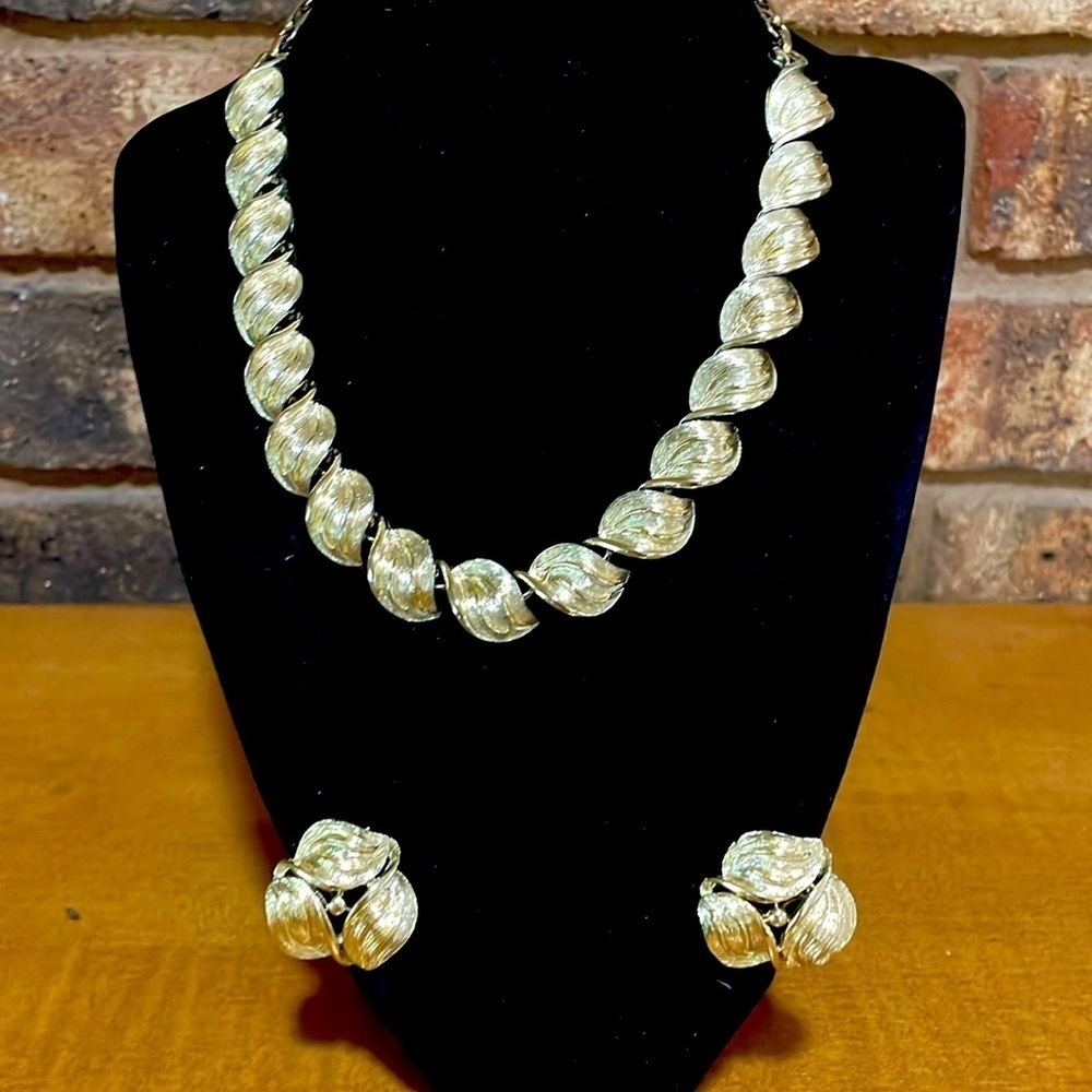 Coro Vintage Signed Gold Brush Tone Linked Twirled Leaves Necklace & earrings